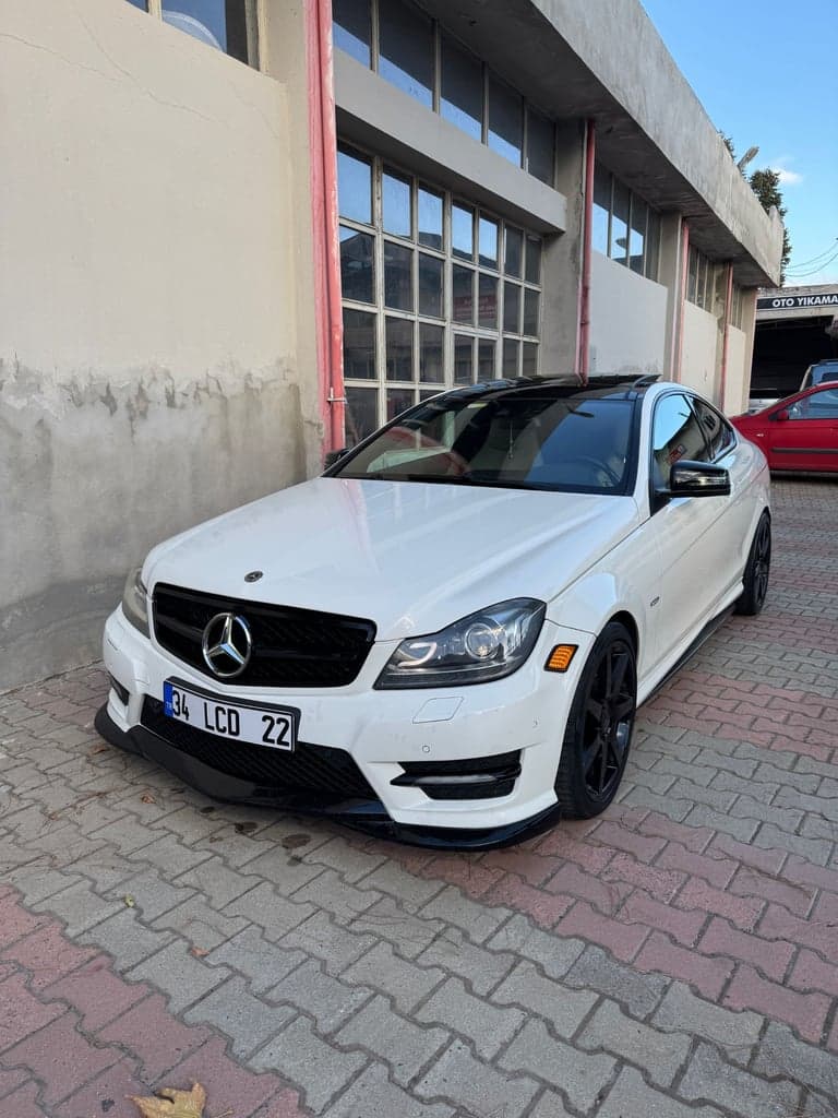 Plenerowe zdjęcie białego coupé pod kątem trzech czwartych od przodu jako odniesienie wejściowe